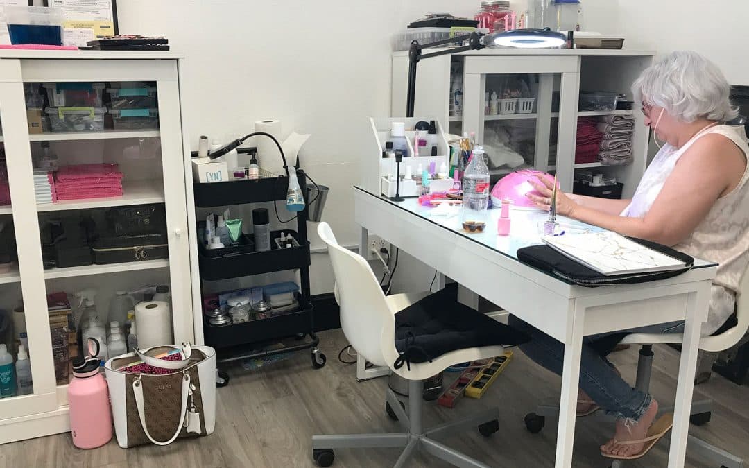 Now Hiring Nail Technicians